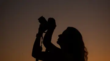 Toma cercana artística de una lente de cámara con hojas de apertura visibles, destacando reflexiones intrincadas. Toma cercana artística de una lente de cámara con hojas de apertura visibles, destacando reflexiones intrincadas.