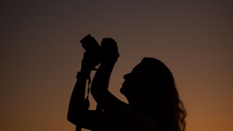 Toma cercana art&iacute;stica de una lente de c&aacute;mara con hojas de apertura visibles, destacando reflexiones intrincadas.