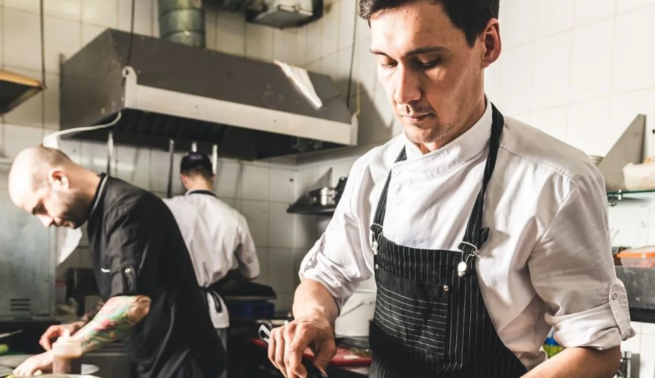 Personas trabajando en una cocina