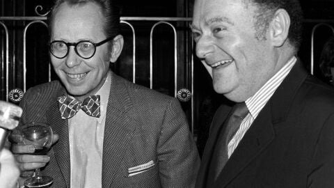 Foto de archivo del guionista francés René Goscinny (d), junto a Maurice Bévére (i), dibujante de Lucky Luke