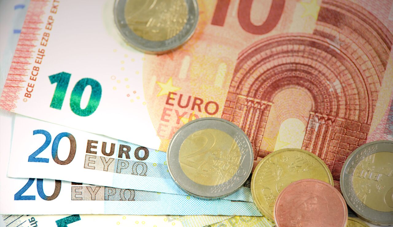Toma detallada de billetes y monedas en euros que muestra las denominaciones.