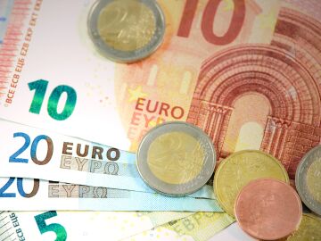 Toma detallada de billetes y monedas en euros que muestra las denominaciones.