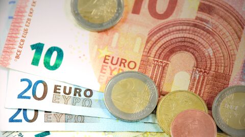 Toma detallada de billetes y monedas en euros que muestra las denominaciones.