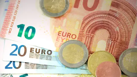 Toma detallada de billetes y monedas en euros que muestra las denominaciones. Toma detallada de billetes y monedas en euros que muestra las denominaciones.