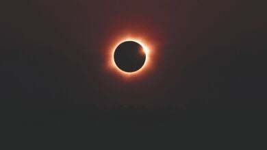 Miraste el eclipse sin protección: por qué el daño en la retina puede tardar días en notarse