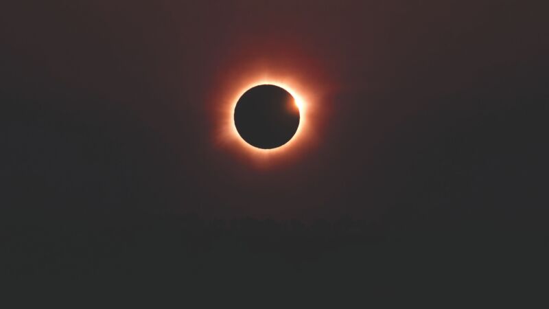 Miraste el eclipse sin protección: por qué el daño en la retina puede tardar días en notarse
