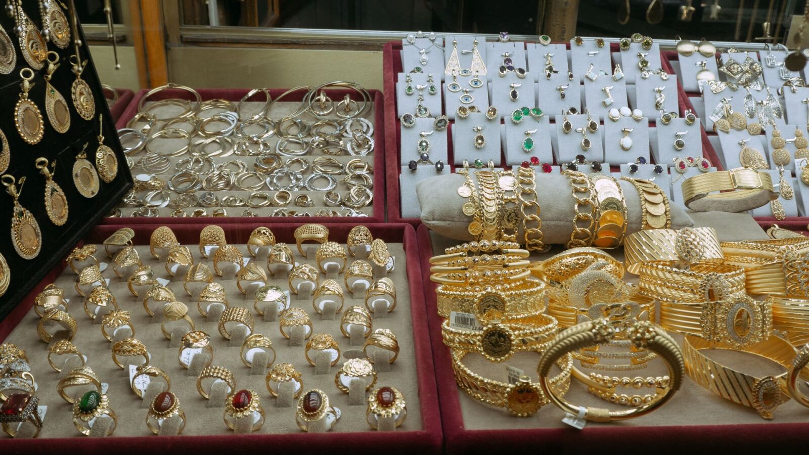 Oro, joyas y relojes de lujo recuperan atractivo como refugio ante la volatilidad