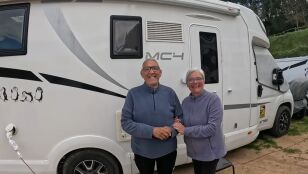 Maribel y Vicente junto a su caravana 