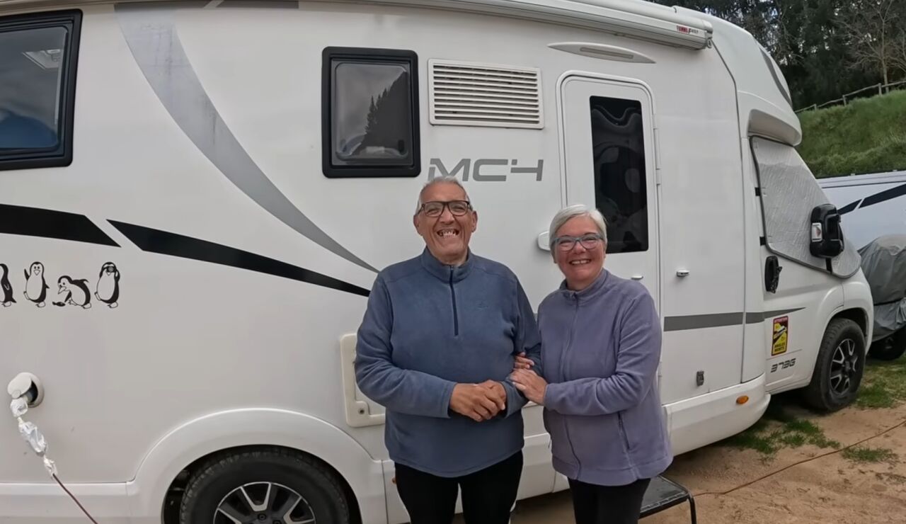 Maribel y Vicente junto a su caravana 