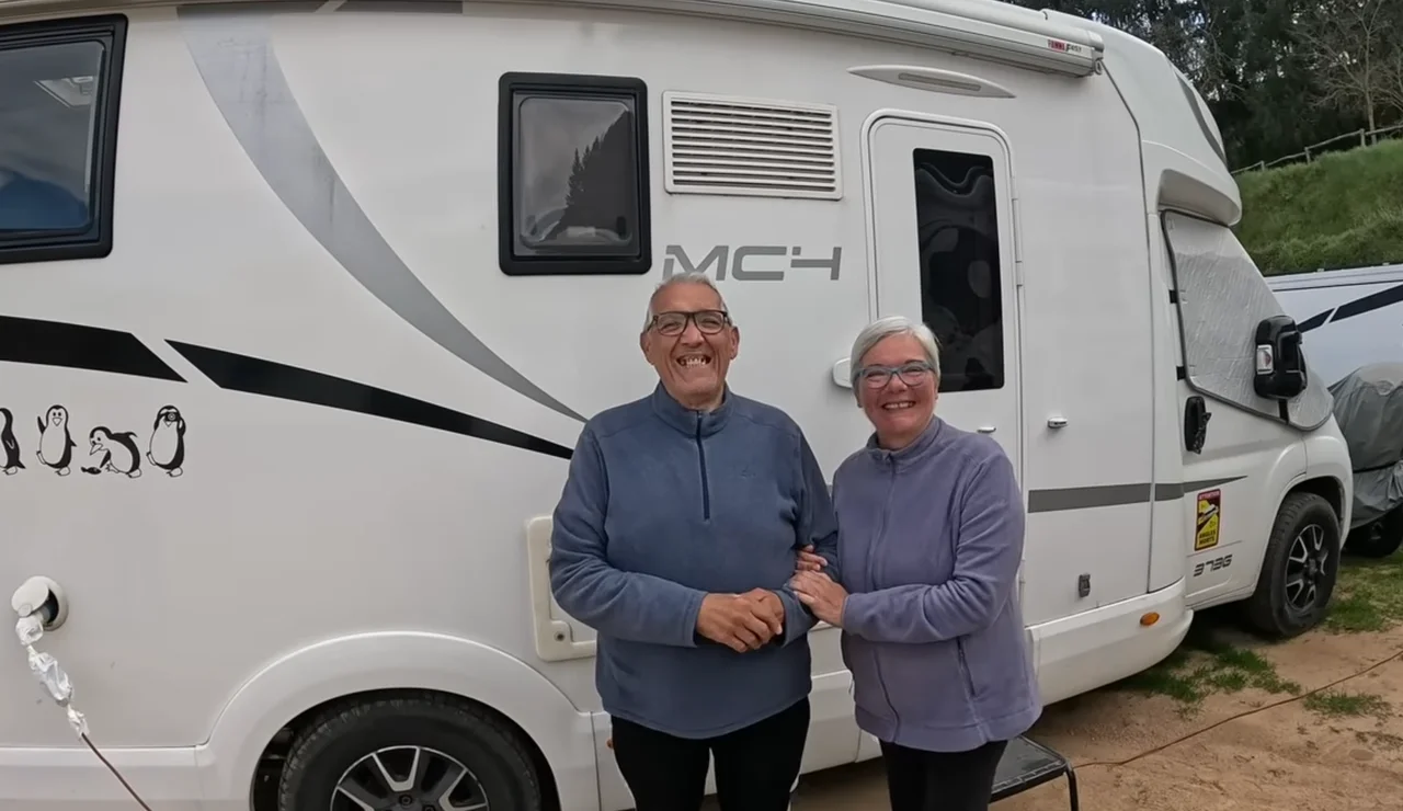 Maribel y Vicente junto a su caravana