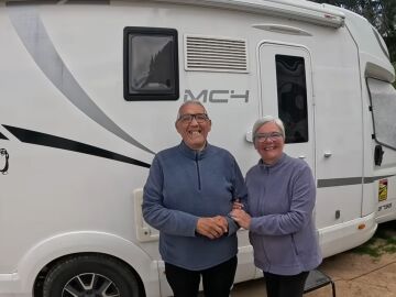 Maribel y Vicente junto a su caravana 