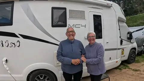 Maribel y Vicente junto a su caravana Maribel y Vicente junto a su caravana