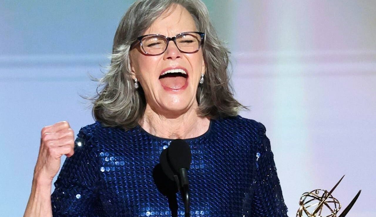 Sally Field bate r&eacute;cords convirti&eacute;ndose en la actriz m&aacute;s longeva en ganar un Emmy