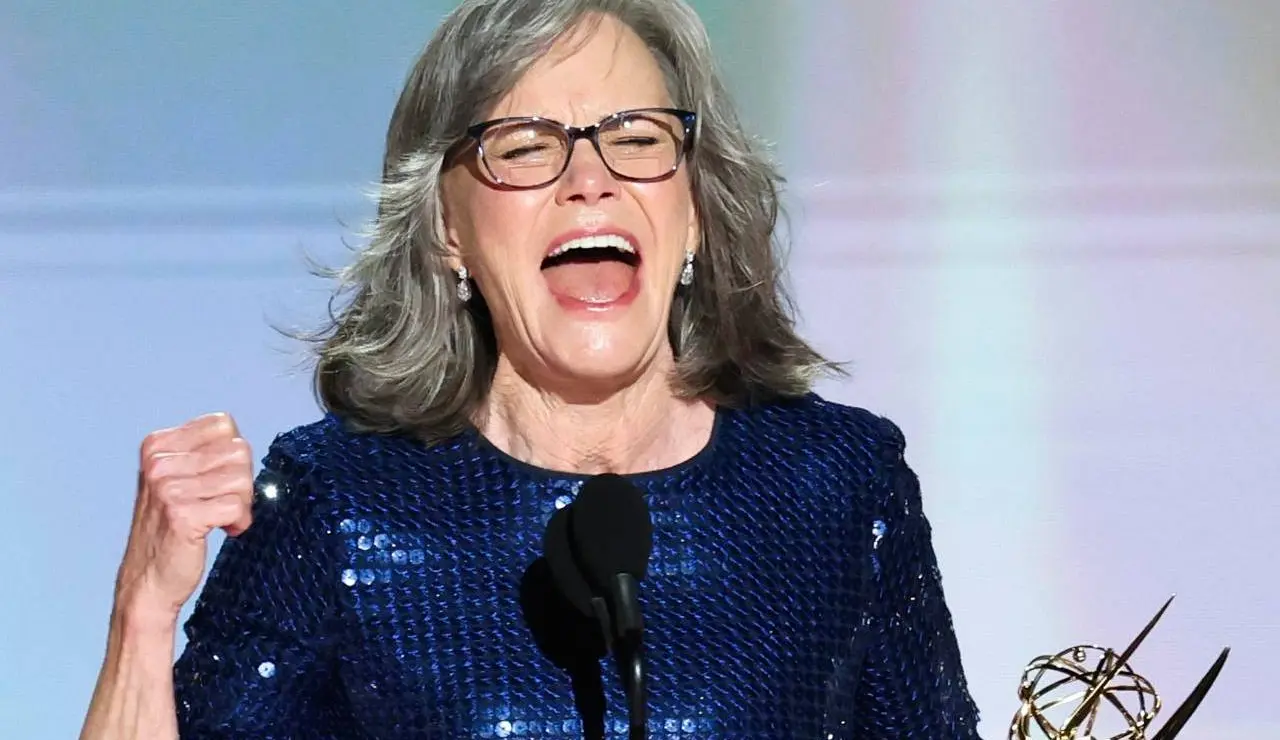 Sally Field bate récords convirtiéndose en la actriz más longeva en ganar un Emmy