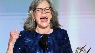 Sally Field bate r&eacute;cords convirti&eacute;ndose en la actriz m&aacute;s longeva en ganar un Emmy