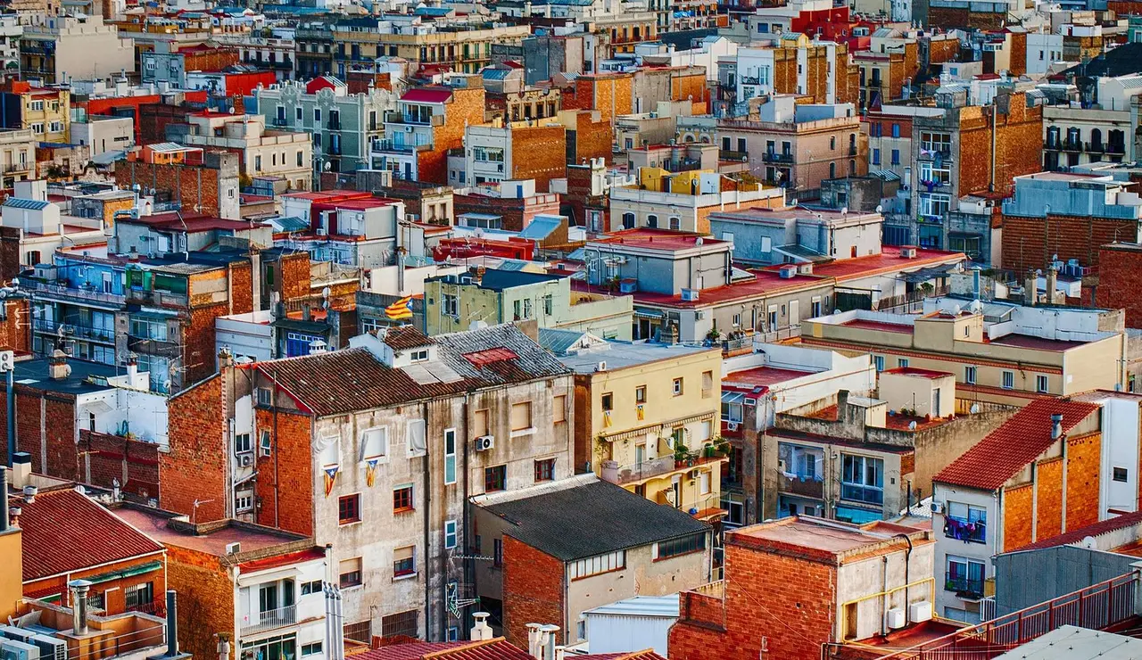 Vivir en un barrio con dificultades económicas podría acelerar el envejecimiento del cerebro, según un estudio