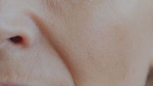 Primer plano de la mitad de la cara de una mujer 