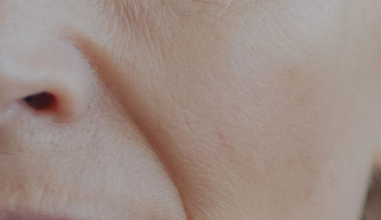 Primer plano de la mitad de la cara de una mujer