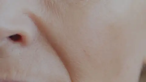 Primer plano de la mitad de la cara de una mujer Primer plano de la mitad de la cara de una mujer