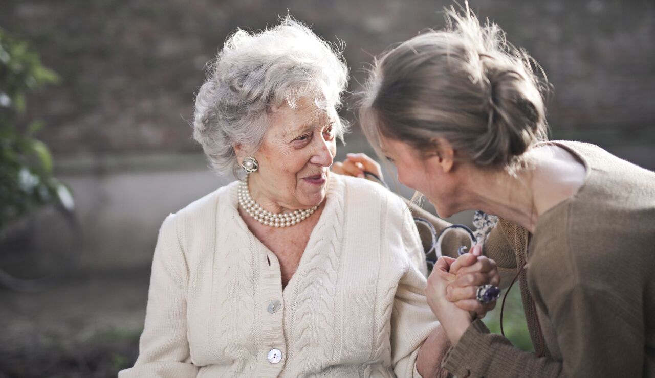 Cuatro consejos para cuidar a los padres mayores sin infantilizarlos