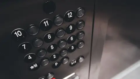 Vivir sin ascensor también puede aislar: las barreras que agravan la soledad de los mayores Vista detallada de un elegante panel de control de ascensor con acabado metálico y botones numerados.