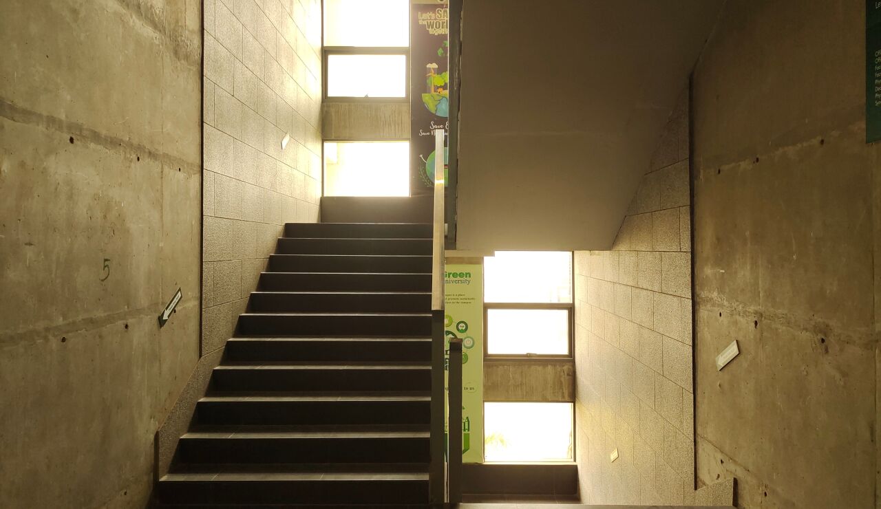 La falta de accesibilidad en los edificios sigue condicionando la vida de miles de personas en Espa&ntilde;a. Seg&uacute;n la Fundaci&oacute;n Mutua de Propietarios, m&aacute;s de 100.000 personas no pueden salir de sus casas y otras 1,8 millones necesitan ayuda para hacerlo.