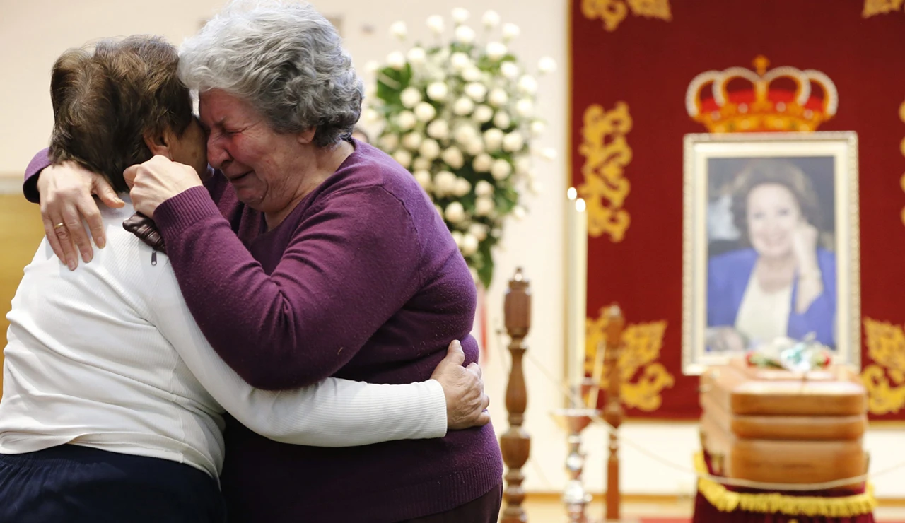 Una vecina abraza a Mercedes Montiel, que estuvo años cuidando a Marifé de Triana