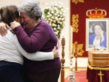 Una vecina abraza a Mercedes Montiel, que estuvo a&ntilde;os cuidando a Marif&eacute; de Triana