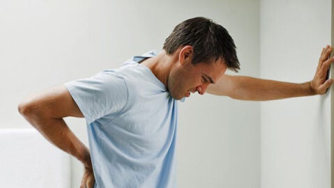 Un hombre con dolor y molestias. 