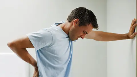 Un hombre con dolor y molestias. Un hombre con dolor y molestias.