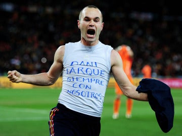 11 de julio de 2010, minuto 116: Espa&ntilde;a tocaba el cielo Johannesburgo y ganaba el Mundial gracias a un tanto de Andr&eacute;s Iniesta. Vicente del Bosque lideraba al grupo que consegu&iacute;a el mayor &eacute;xito de la historia del f&uacute;tbol espa&ntilde;ol tras derrotar a Holanda en la final. 