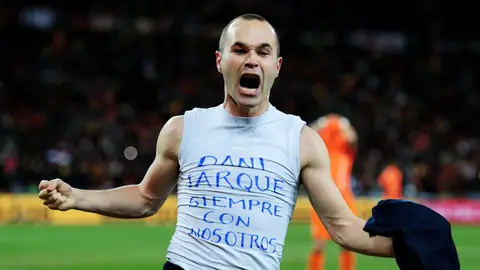 11 de julio de 2010, minuto 116: España tocaba el cielo Johannesburgo y ganaba el Mundial gracias a un tanto de Andrés Iniesta. Vicente del Bosque lideraba al grupo que conseguía el mayor éxito de la historia del fútbol español tras derrotar a Holanda en la final. 11 de julio de 2010, minuto 116: España tocaba el cielo Johannesburgo y ganaba el Mundial gracias a un tanto de Andrés Iniesta. Vicente del Bosque lideraba al grupo que conseguía el mayor éxito de la historia del fútbol español tras derrotar a Holanda en la final.
