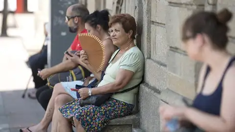 Una mujer en Ourense afronta la ola de calor. Una mujer en Ourense afronta la ola de calor.