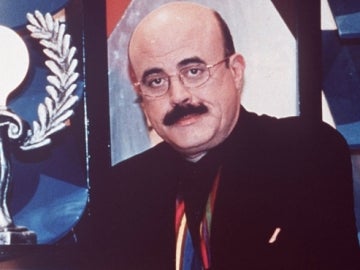 Constantino Romero junto a los premios de 'La Parodia Nacional'