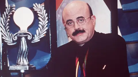 Constantino Romero junto a los premios de 'La Parodia Nacional' Constantino Romero junto a los premios de 'La Parodia Nacional'