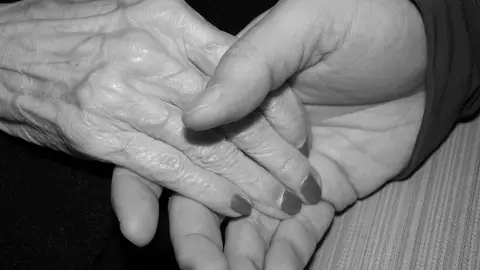 Pareja cogida de la mano, imagen de archivo Pareja cogida de la mano, imagen de archivo