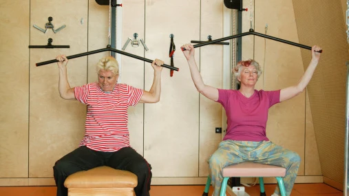 Dos mujeres practican deporte en un gimnasio
