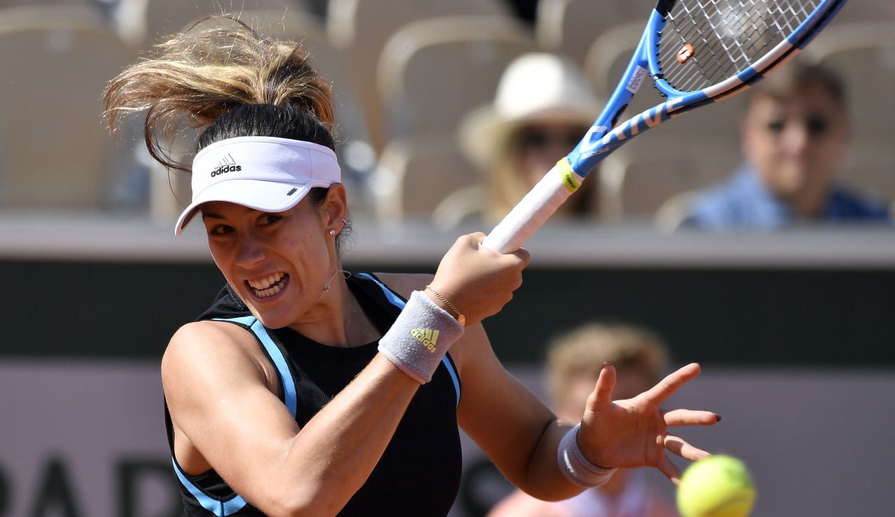 Garbi&ntilde;e Muguruza ejecuta un drive ante Taylor Townsend