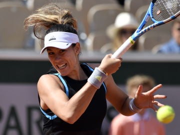Garbi&ntilde;e Muguruza ejecuta un drive ante Taylor Townsend