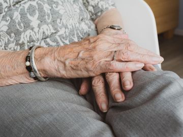 Manos persona mayor.