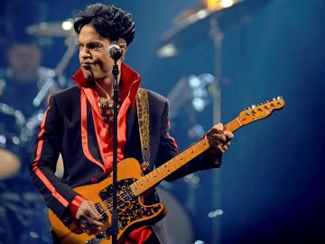21/04/2021 08:36 (UTC) Cr&eacute;dito: EFE Fuente: EFE/EPA/BELGA Autor: DIRK WAEM Tem&aacute;tica: Arte, cultura y espect&aacute;culos &raquo; M&uacute;sica El cantante y compositor estadounidense Prince durante un concierto