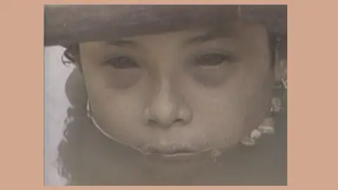 La muerte de Omayra Sánchez, la niña de 13 años que agonizó entre el lodo tres días ante las cámaras La muerte de Omayra Sánchez, la niña de 13 años que agonizó entre el lodo tres días ante las cámaras