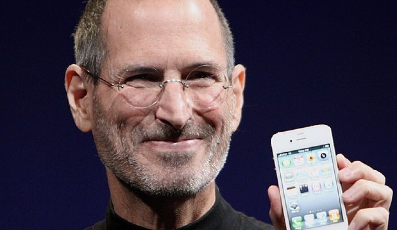 Steve Jobs muestra un tel&eacute;fono iPhone