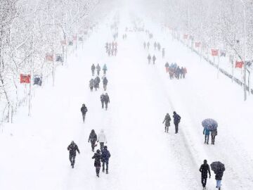 Personas caminando en Madrid en enero de 2021, en mitad de Filomena