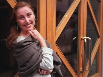 Aldo Comas y Macarena G&oacute;mez homenajean a Ver&oacute;nica Forqu&eacute; en la alfombra roja de los Premios Goya 