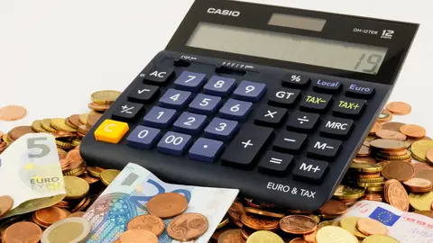 Recuento de dinero con una calculadora. Recuento de dinero con una calculadora.