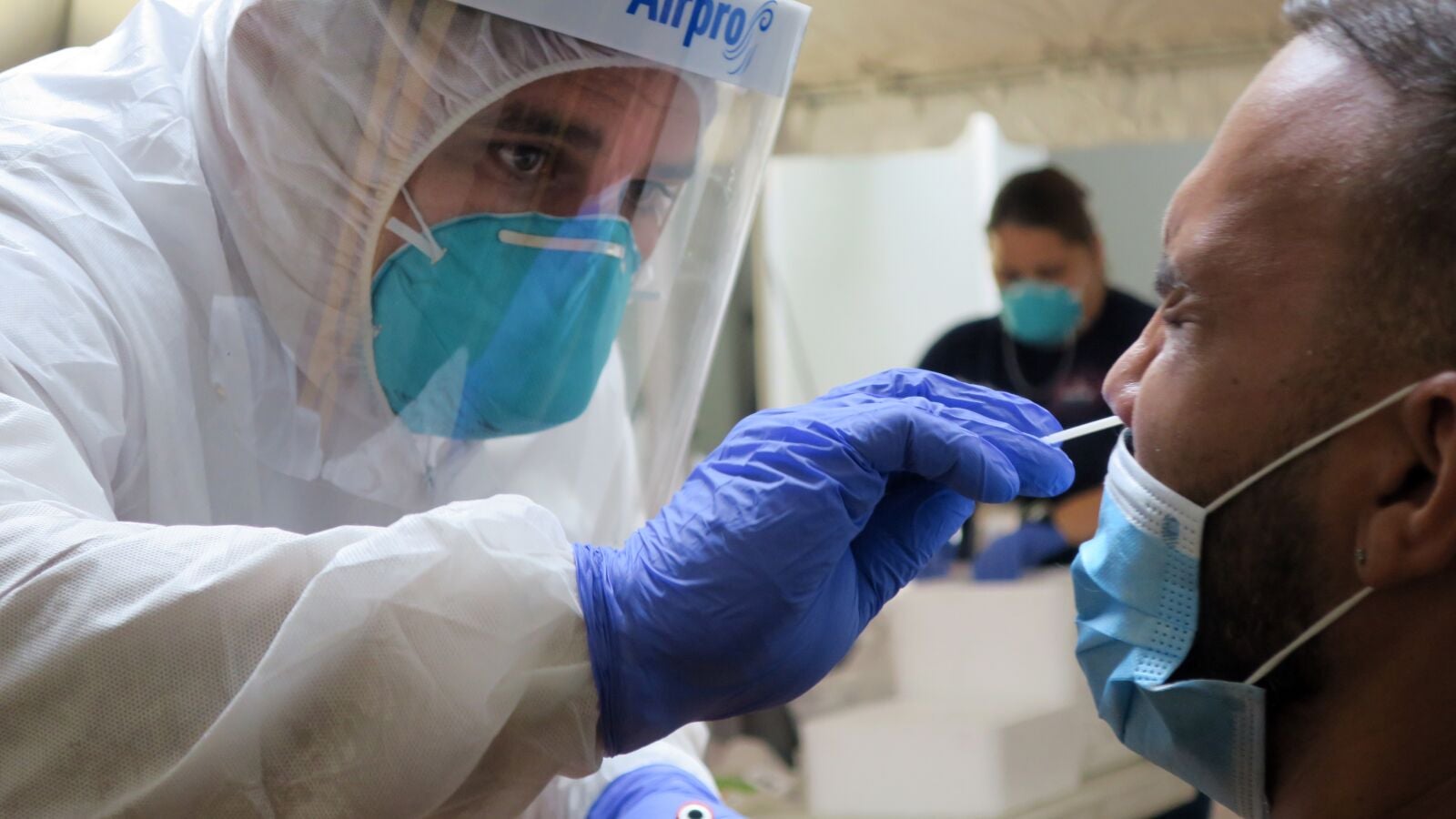 Cinco años de covid: De un tsunami imparable a un virus respiratorio más y 