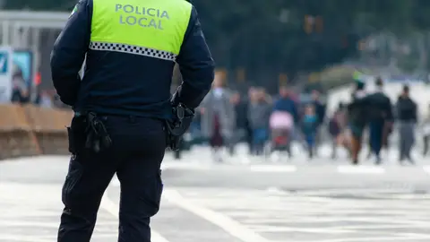 Policía local de espaldas Policía local de espaldas