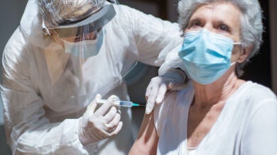 La vacuna contra la Covid-19 ofrece una protección sustancial contra la reinfección, aunque menor con ómicron