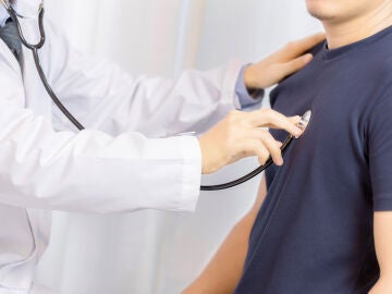 M&eacute;dico auscultando a un paciente con un estetoscopio